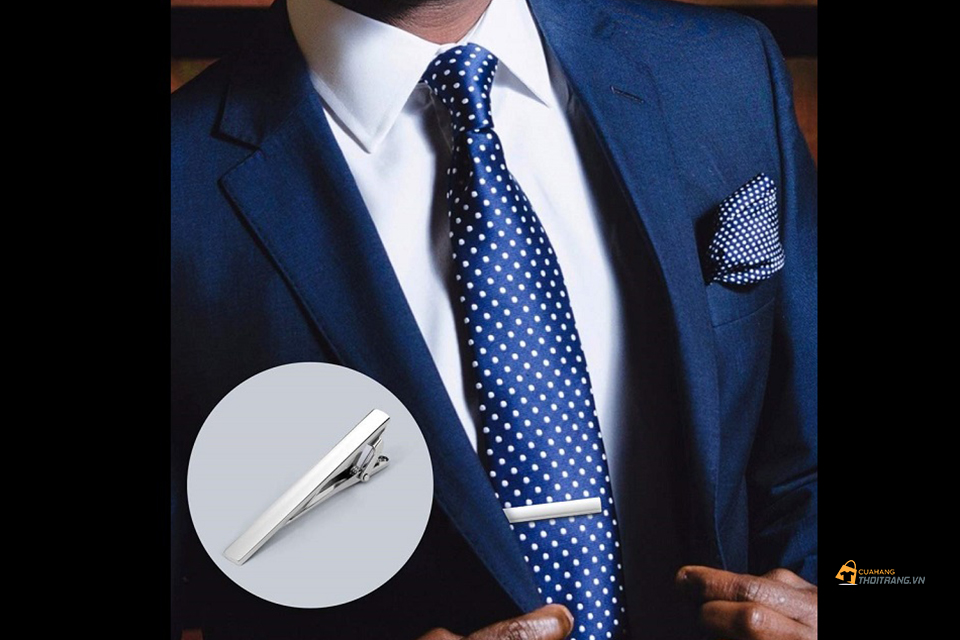 Tie Clip là phụ kiện thường được sử dụng cùng cà vạt để cố định những chiếc cà vạt với áo sơ mi